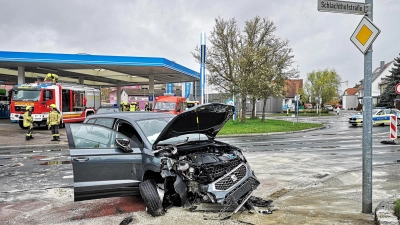 Der Pkw wurde bei dem Aufprall stark deformiert. Feuerwehrkräfte sicherten die Unfallstelle. (Foto: Jürgen Binder)