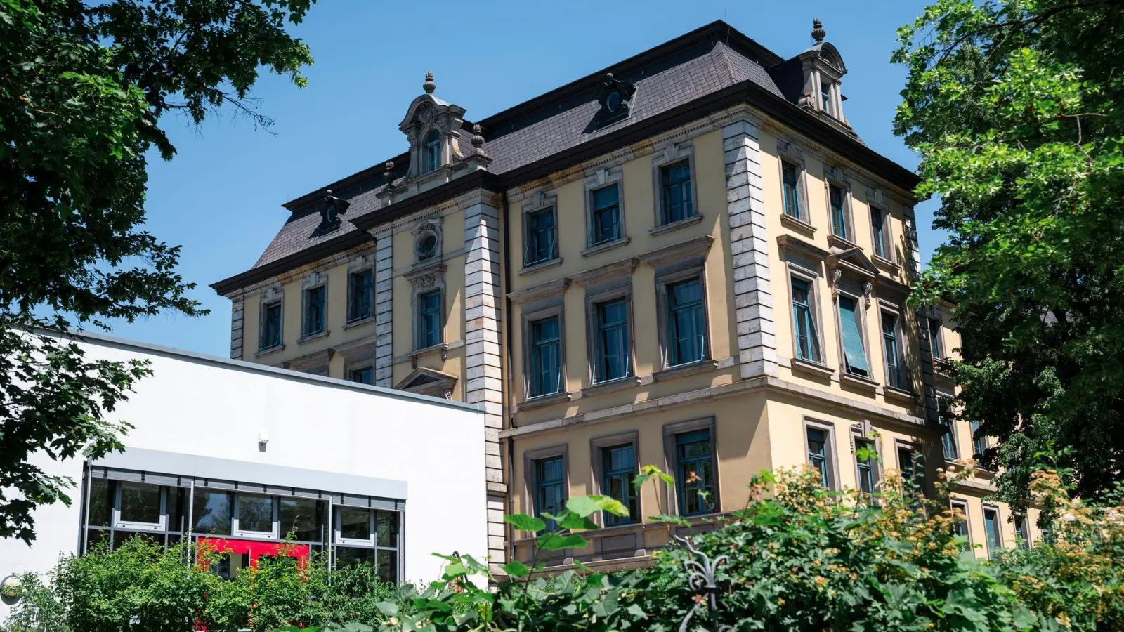 Die Substanzen waren im Markgräfin-Wilhelmine-Gymnasium entdeckt worden.  (Foto: Daniel Vogl/dpa)