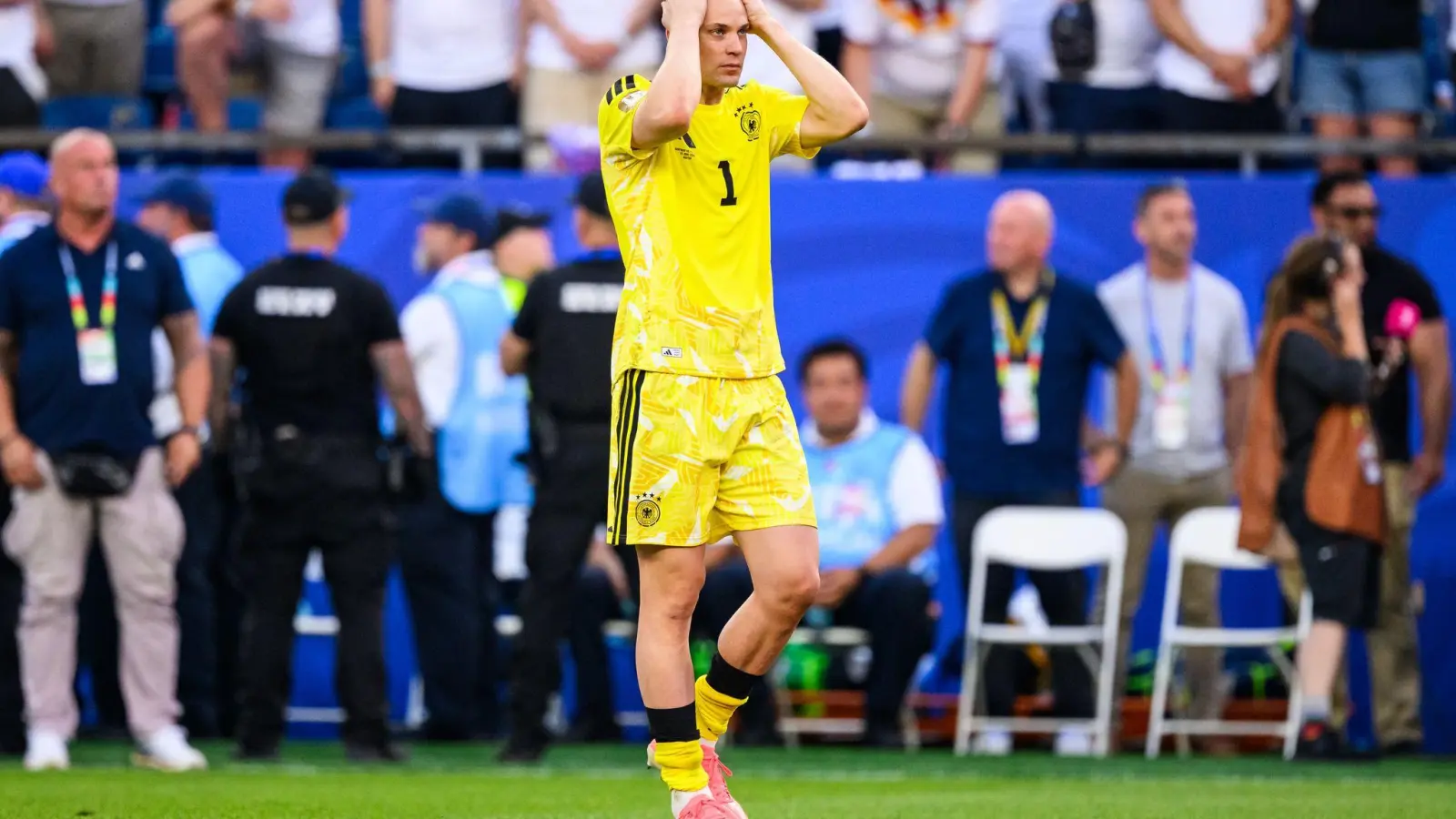Der enttäuschte Nationaltorhüter Manuel Neuer nach der Niederlage gegen Paraguay. Das frühe Aus bei der Fußball-WM bedeutet weniger Zusatzgeschäft für Bayerns Einzelhandel.  (Foto: Tom Weller/dpa)