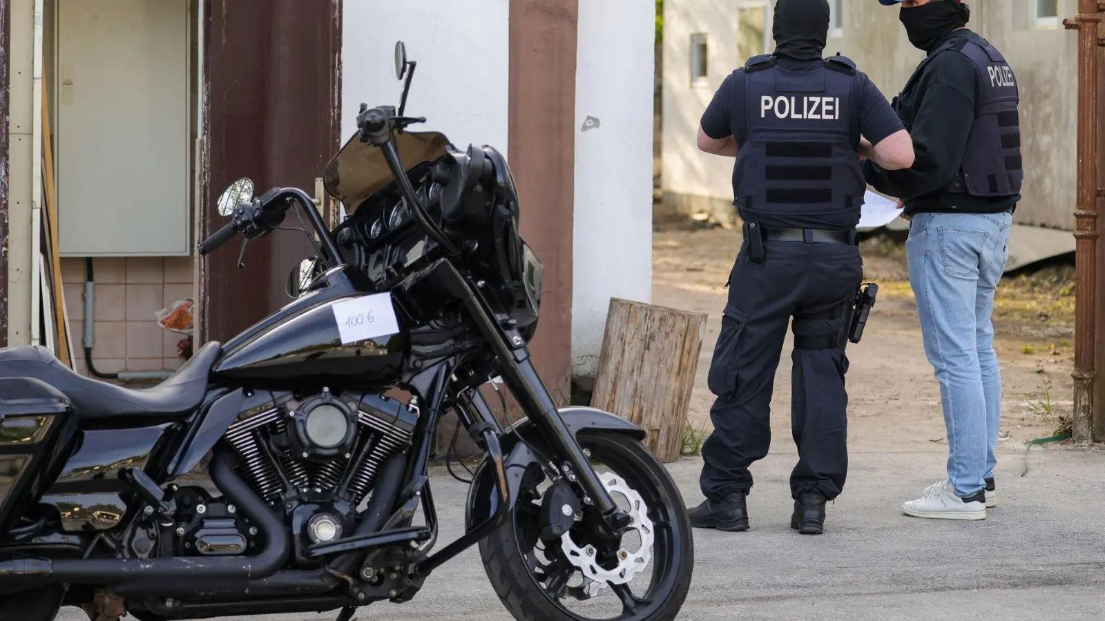 Auch wenn das „Chapter“ in Leverkusen im Fokus stand, durchsuchten die Beamten Wohnungen und Geschäftsräumen von Vereinsmitgliedern und Unterstützern in ganz NRW.  (Foto: Christoph Reichwein/dpa)