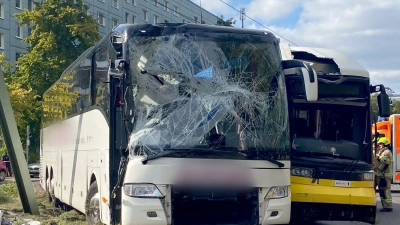 Ein Reisebus und eine Tram stoßen nahe dem Alexanderplatz zusammen.  (Foto: Torsten Holtz/dpa)