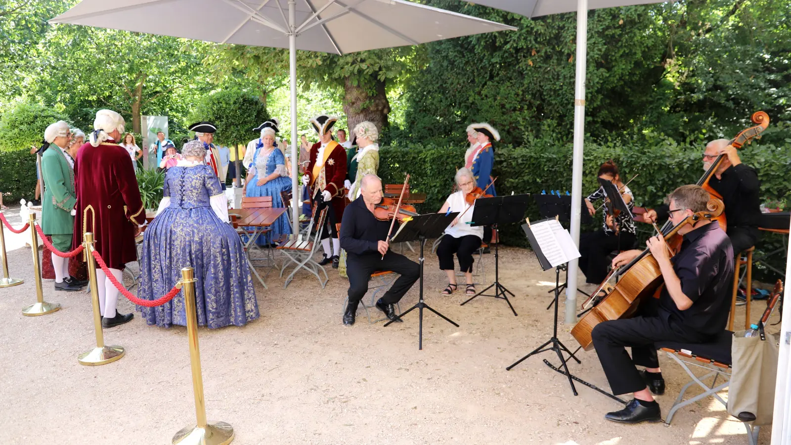 Teekonzert bei Kaiser- oder Markgrafenwetter: Die, die musizierten und historische Figuren darstellten, wählten am Sonntag den Schatten. (Foto: Oliver Herbst)