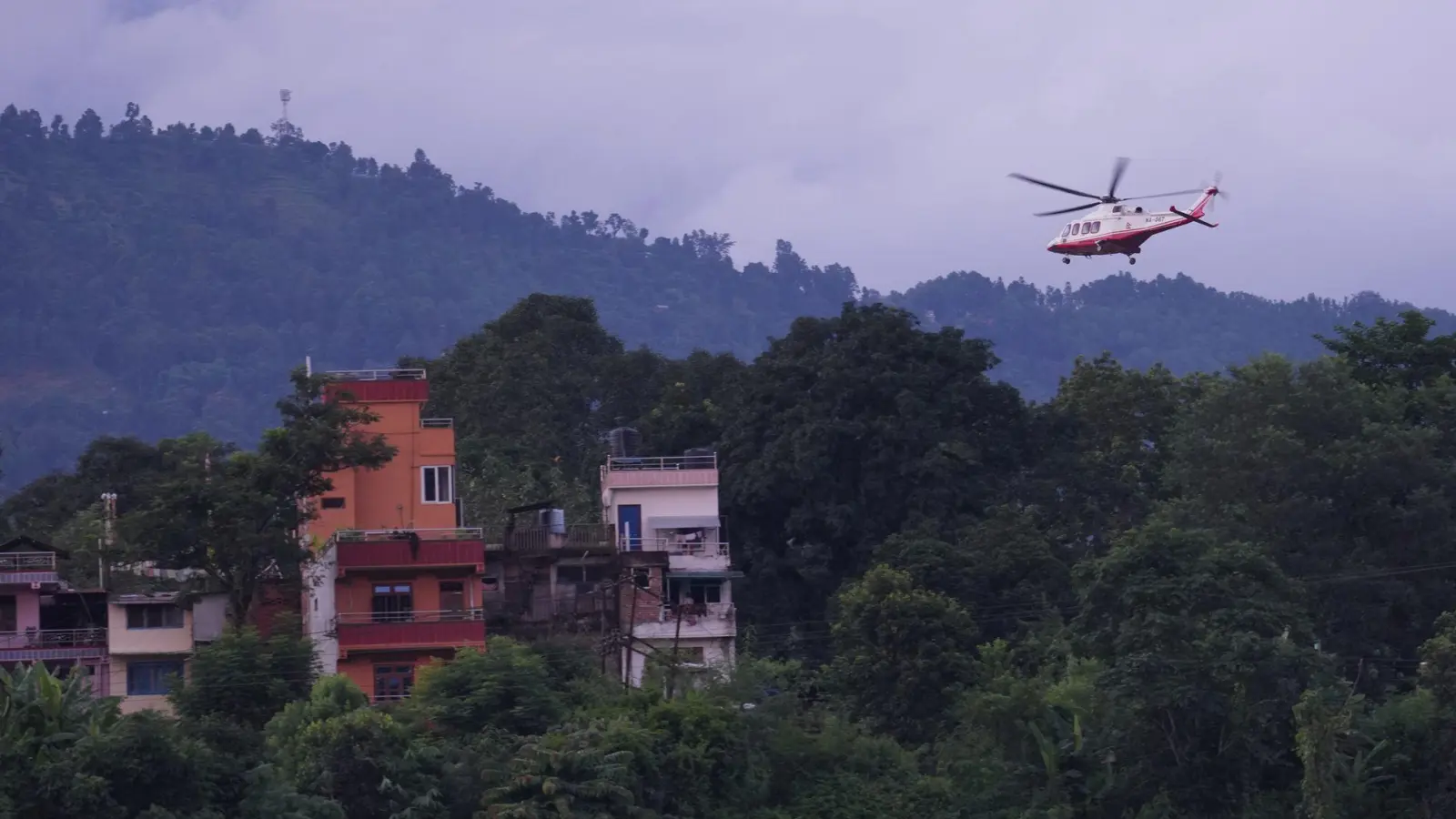 Ein Hubschrauber führt einen Rettungseinsatz durch. (Foto: Rajesh Kumar Singh/AP/dpa)