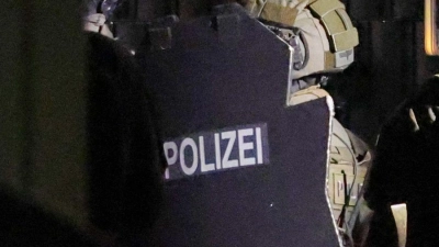 Nach einer Todesdrohung gegen seine ehemalige Lebensgefährtin nimmt ein Spezialeinsatzkommando einen 55-Jährigen in Erlangen fest. In seiner Wohnung findet die Polizei eine Axt und eine Schreckschusspistole. (Symbolbild) (Foto: Christoph Reichwein/dpa)