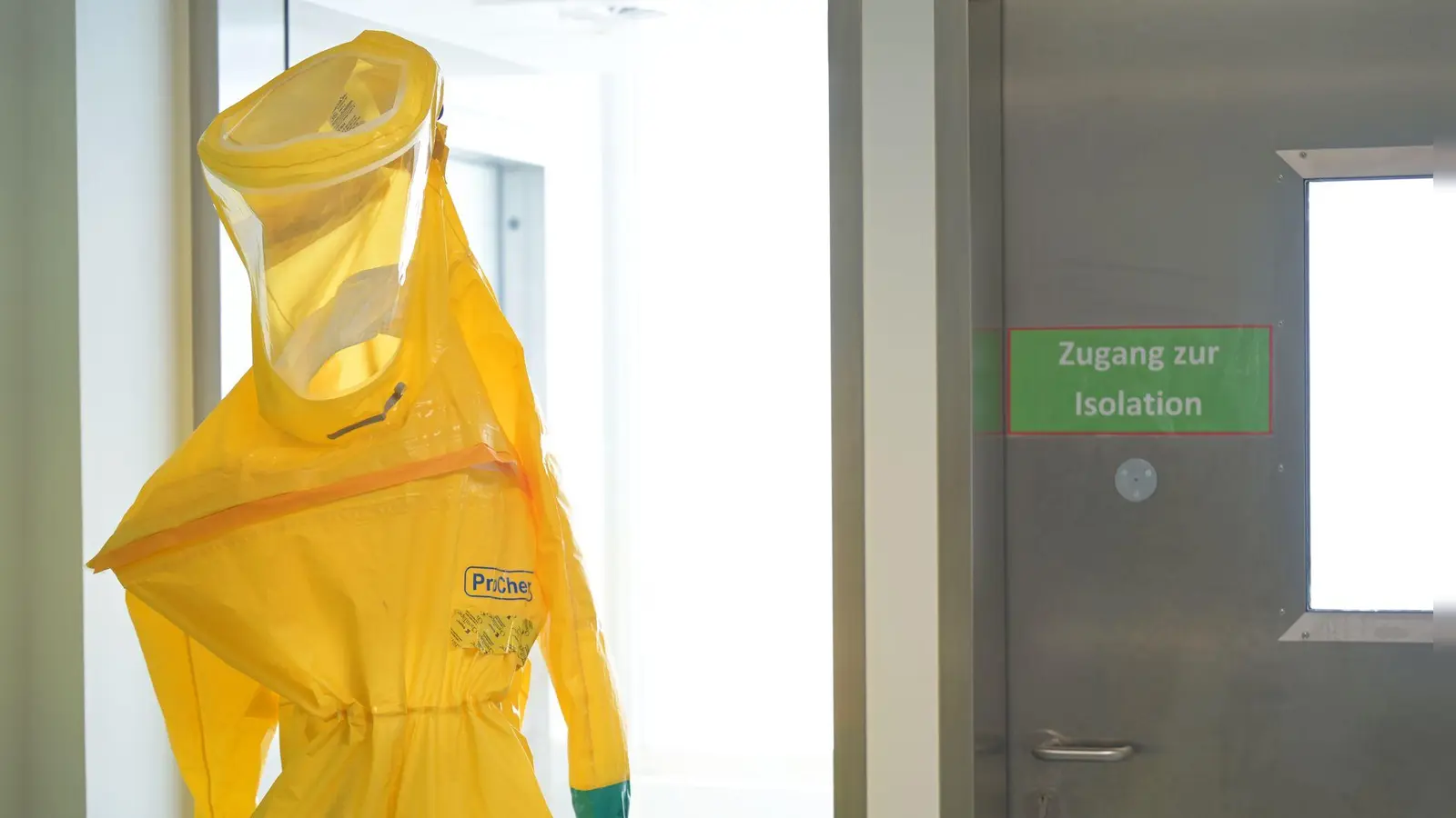 In Schutzanzügen arbeiten die Ärzte auf der Sonderisolierstation am Patienten. (Foto: Malin Wunderlich/dpa)