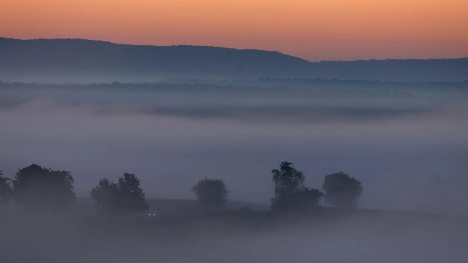 Die Woche startet herbstlich mit Nebel. (Archivbild) (Foto: Karl-Josef Hildenbrand/dpa)