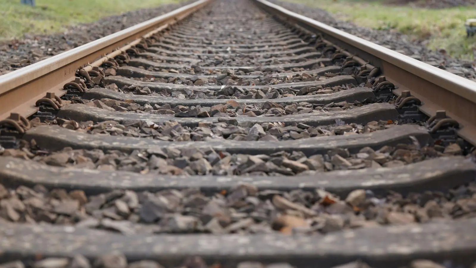 In Starnberg wurde ein Toter an den Bahngleisen gefunden (Symbolbild). (Foto: Marcus Brandt/dpa)