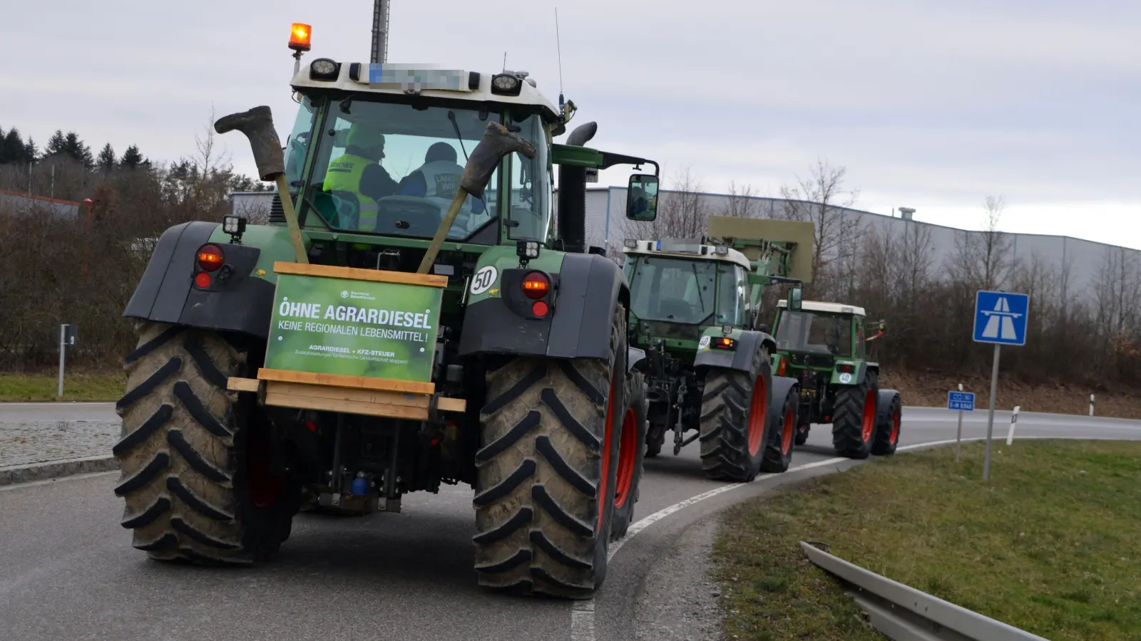 An der Autobahn-Auffahrt Uffenheim-Langensteinach verzögerten Landwirte immer wieder den Verkehr. (Foto: Johannes Zimmermann )