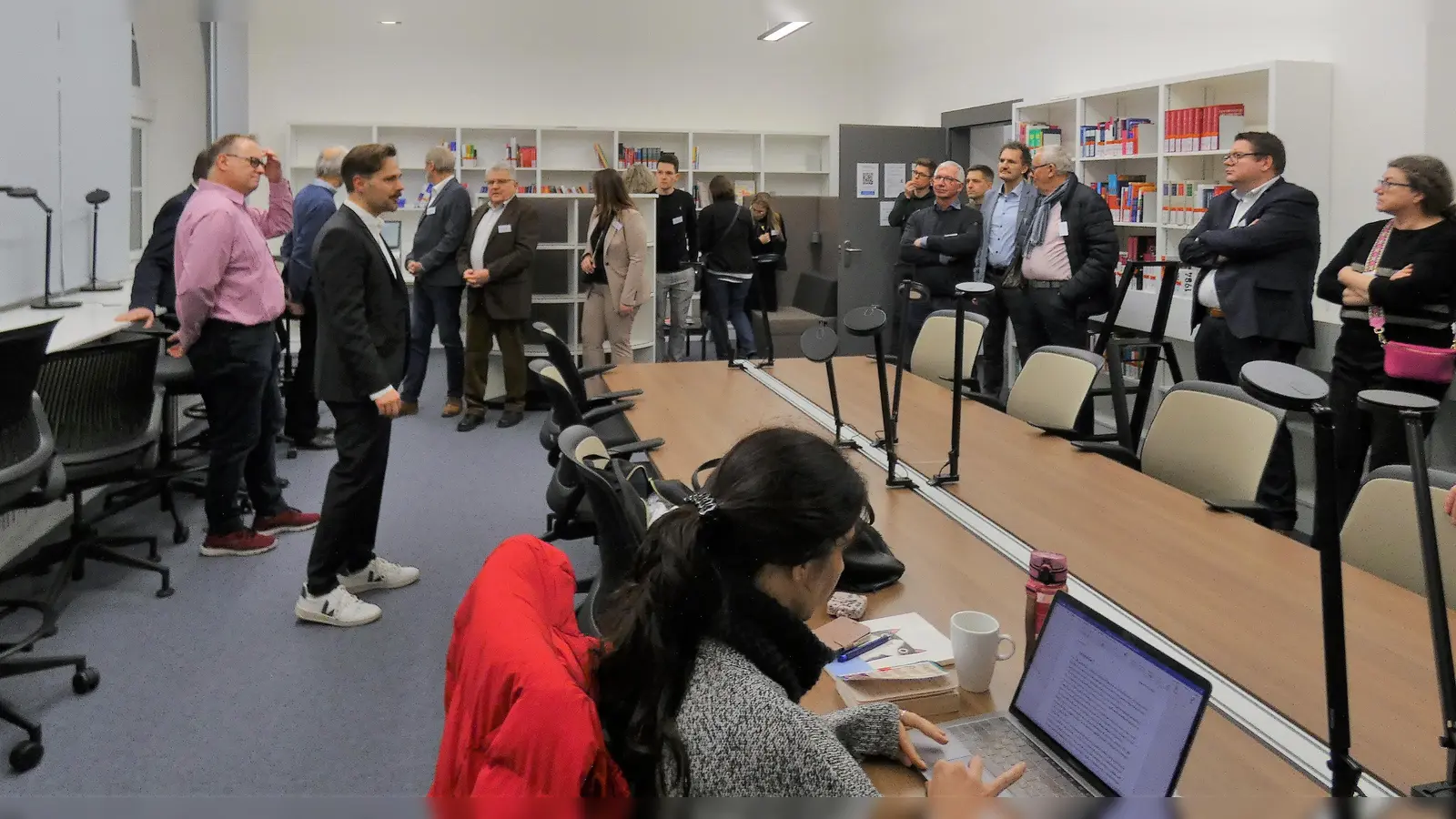 Der für die Teilnehmenden des Unternehmertreffens organisierte Rundgang führte auch in die Campus-Bibliothek. Dort gibt es eine große Auswahl von Fachliteratur und Fachzeitschriften für Studierende. (Foto: Karl-Heinz Gisbertz)