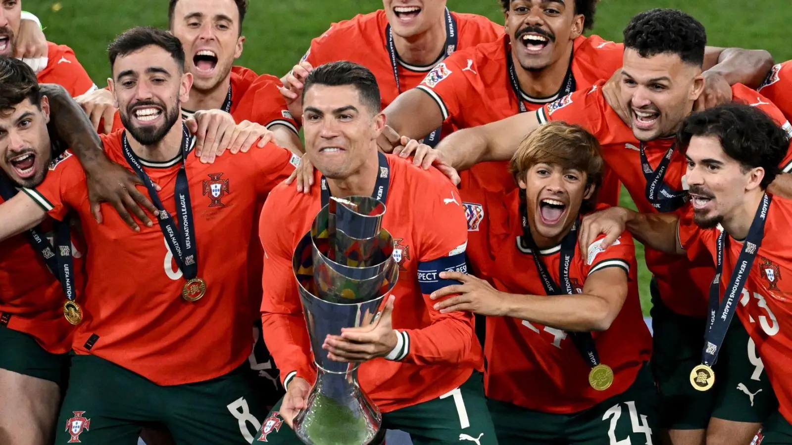 Cristiano Ronaldo (M.) genoss Portugals Triumph bei der Nations League sichtlich. (Foto: Sven Hoppe/dpa)