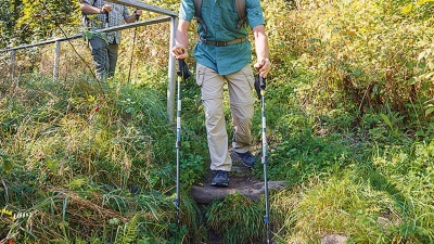 Die Stiftung Warentest hat Falt- und Teleskopstöcke unter die Lupe genommen. Acht der zwölf getesteten Trekkingstöcke schnitten im Test positiv ab. (Foto: Martin Jehnichen/Stiftung Warentest/dpa-tmn)