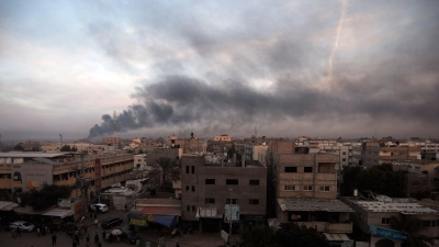 Rauch steigt nach israelischen Angriffen über Chan Junis im Gazastreifen auf. (Foto: Mohammed Dahman/AP/dpa)