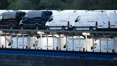 An Bord des Frachtschiffs sind jede Menge Mercedes-Sprinter. (Foto: Christoph Reichwein/dpa)