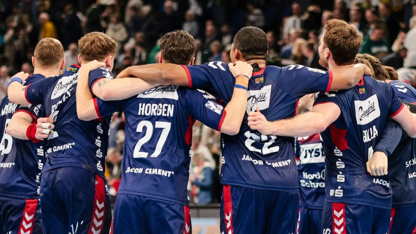 Die Spieler der SG Flensburg-Handewitt bejubeln den Sieg beim THW Kiel. (Foto: Frank Molter/dpa)