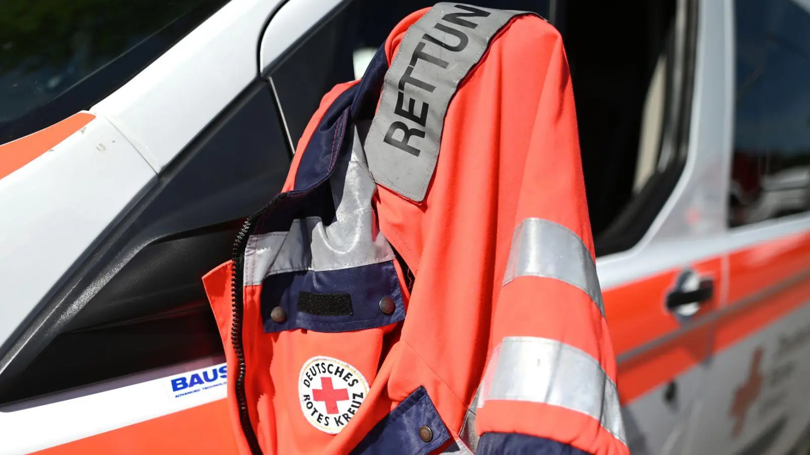 Gleiche Rechte für die Feuerwehrler und andere Hilfsorganisationen - das fordern die Grünen. (Archivbild) (Foto: Patrick Seeger/dpa)