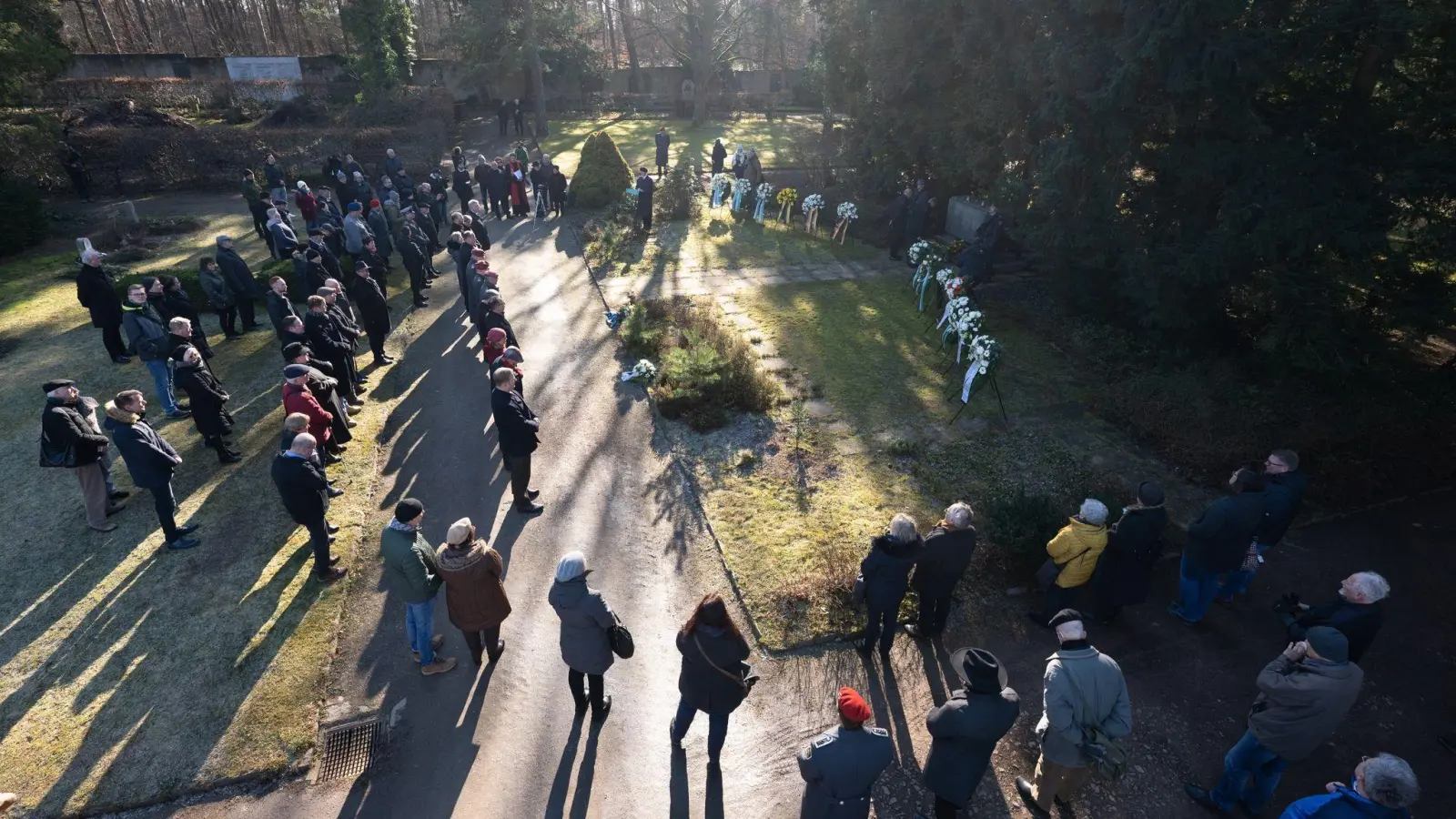 Teilnehmer einer Gedenkveranstaltung auf dem Nordfriedhof in Dresden. (Foto: Sebastian Kahnert/dpa)