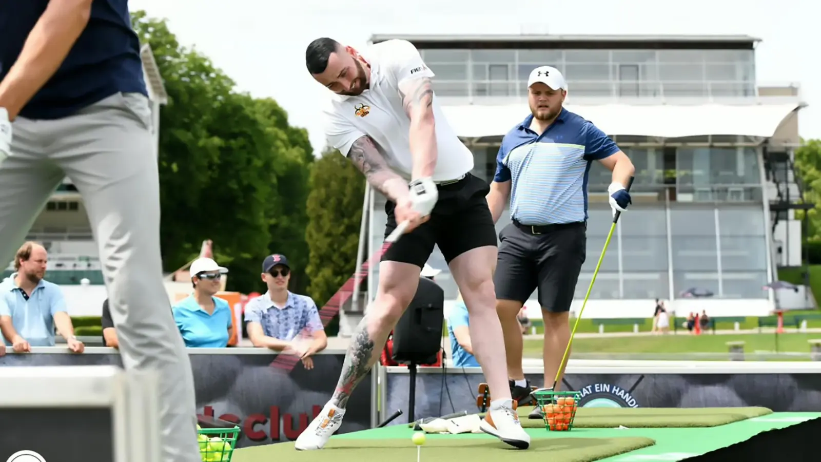 Muskeln brauchte es schon beim Longdrive, aber eben auch eine ausgeklügelte Technik, damit so ein Golfball weit über 300 Meter fliegen kann. (Foto: Brute Golf)