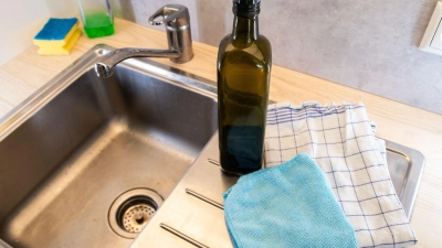 Lässt sich eine Spüle mit Speiseöl polieren? (Foto: Christin Klose/dpa-tmn)