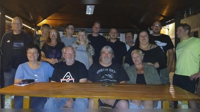 Bei der Gründungsversammlung des Vereins Meadow-Rising: Schatzmeisterin Tanja Zügel, stellvertretender Vorsitzender Martin Proff, Vorsitzender Werner Tippmann und Schriftführerin Viola Kühlwein (vorne von links) zusammen mit einigen weiteren Mitgliedern. (Foto: Meadow-Rising/Uwe Mehrer)