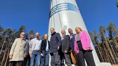Ministerpräsident Dr. Markus Söder mit Kommunal- und Landespolitikerinnen und -politikern vor einer der Windenergieanlagen im Bürgerwindpark Linden-Hohenroth. (Foto: Rainer Weiskirchen)