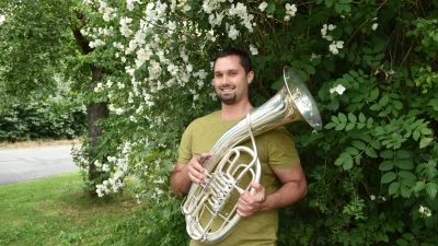 Ein eigenes Tenorhorn hat sich Stefan Rößner bauen lassen. Damit kann er alle Auftritte bestreiten. „Üben tue ich schon seit zehn Jahren nicht mehr“, die Probenarbeit muss reichen. (Foto: Anita Dlugoß)
