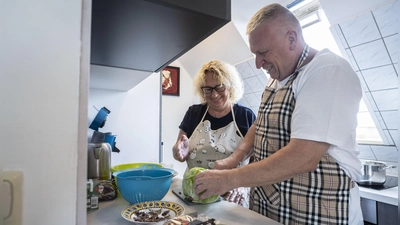 Beim gemeinsamen Kochen probieren Tanja Max und Stefan Korczynski neue Gerichte aus, die er später alleine nachkochen kann. (Foto: Frank Rumpenhorst)