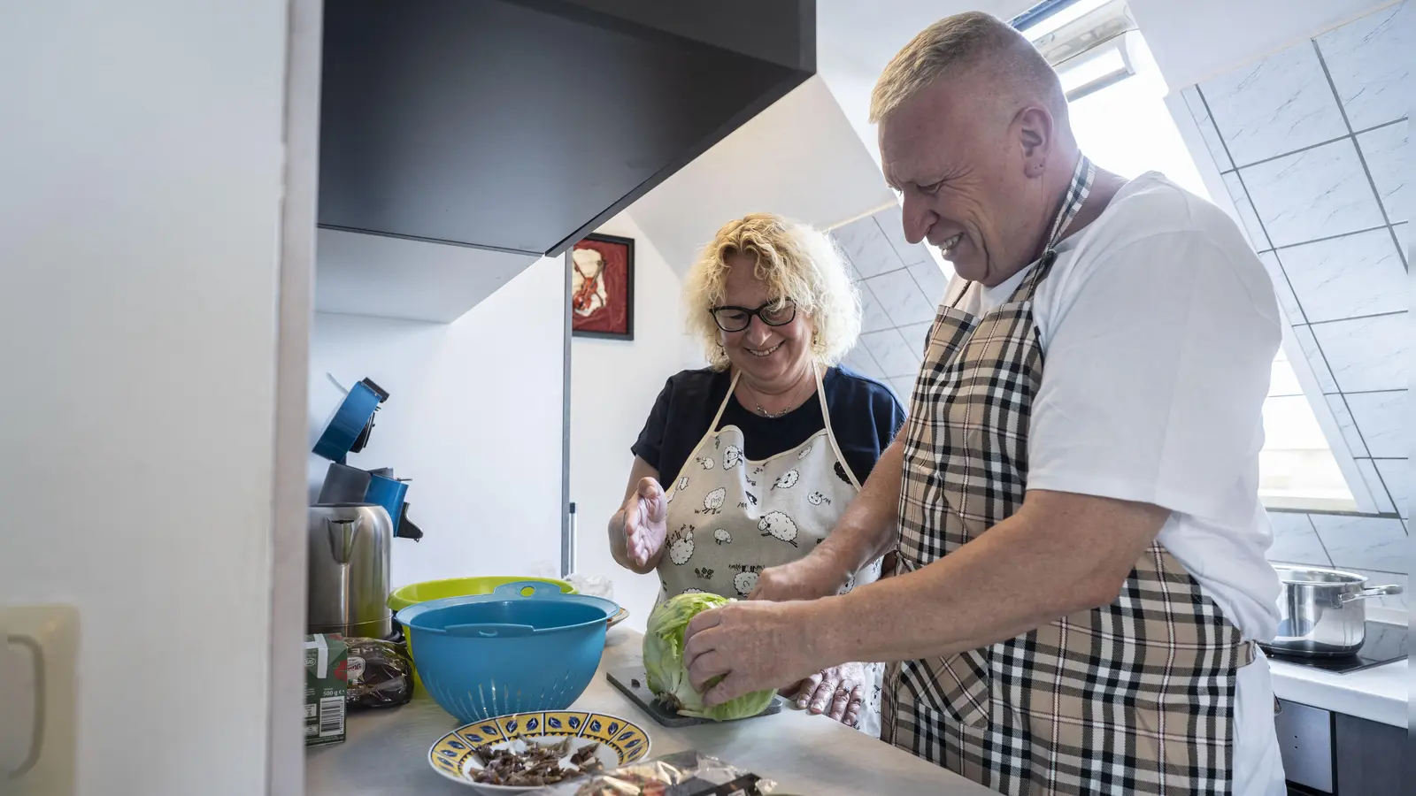 Beim gemeinsamen Kochen probieren Tanja Max und Stefan Korczynski neue Gerichte aus, die er später alleine nachkochen kann. (Foto: Frank Rumpenhorst)