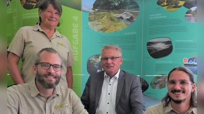 Die Naturpark-Ranger Fredegart Blaschke, Wolfgang Wenk und Joshua Blank präsentieren mit dem stellvertretenden Landrat Hans Henninger (Zweiter von rechts) die Ausstellung „Naturparke in Bayern“, die bis zum 6. September im Landratsamt zu sehen ist. (Foto: Landratsamt Ansbach/Josephine Georgi)