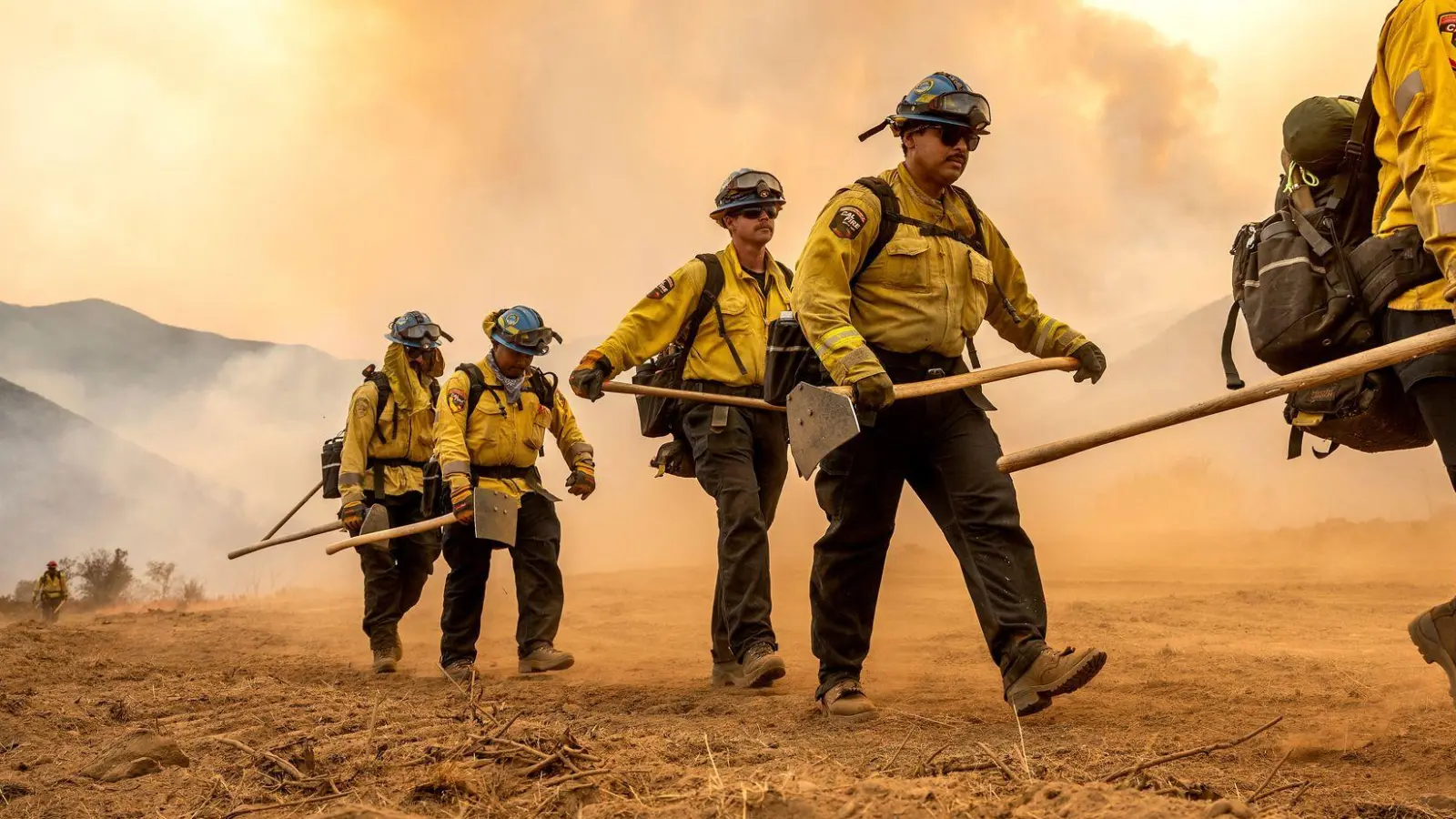 Mehr als 2.000 Einsatzkräfte kämpfen gegen das „Gifford Fire“ in einem Waldgebiet nahe Santa Barbara. (Foto: Noah Berger/AP/dpa)