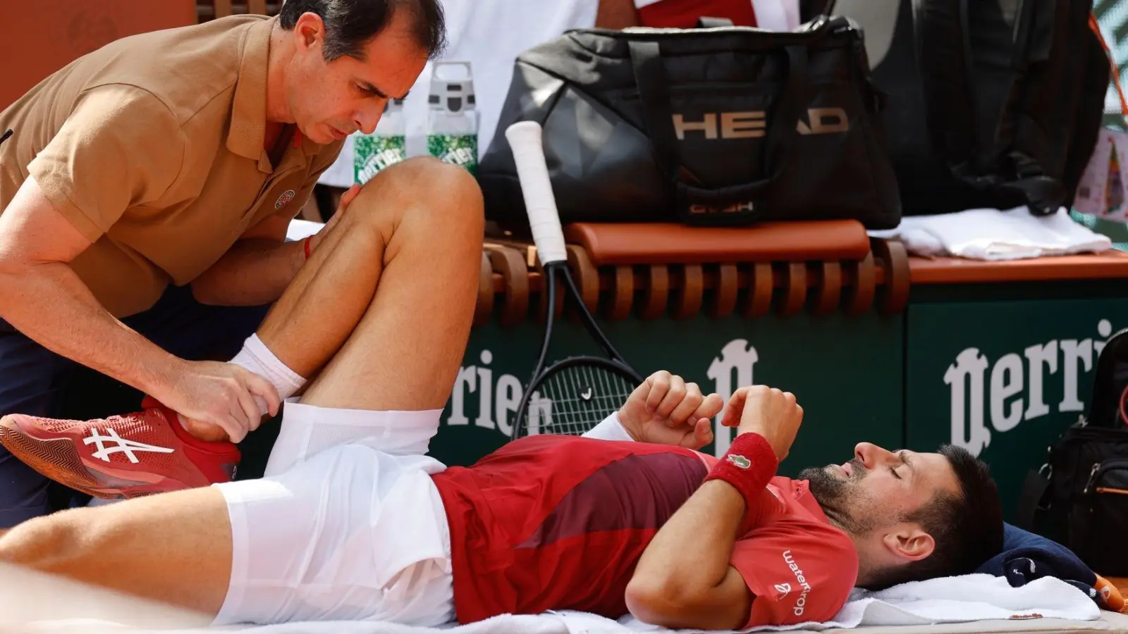 Novak Djokovic nahm Anfang des zweiten Satzes eine medizinische Auszeit, um sich am rechten Knie behandeln zu lassen. (Foto: Jean-Francois Badias/AP/dpa)