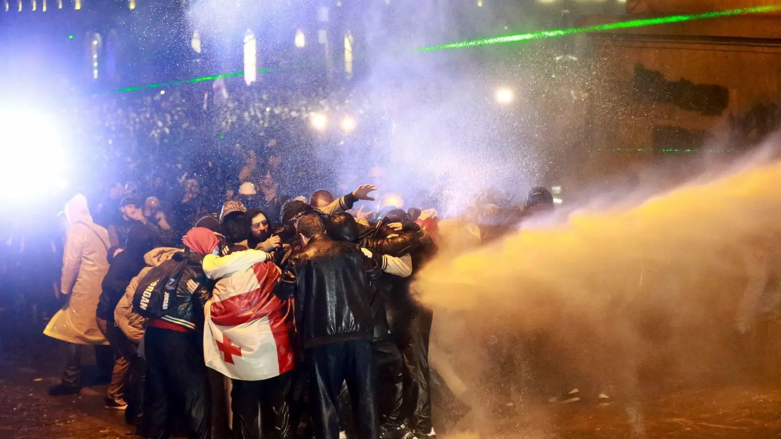 Die Polizei setzt einen Wasserwerfer gegen Demonstranten ein. (Foto: Zurab Tsertsvadze/AP/dpa)