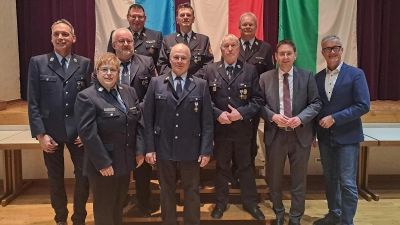 Für 40 Jahre aktiven Dienst erhielten vier Brandschützer das goldene Ehrenzeichen. Das Foto zeigt sie mit (von rechts) Bürgermeister Patrick Ruh, Landrat Dr. Jürgen Ludwig, KMB Carola Güntner-Hoppe sowie (hinten, von rechts) KBR Thomas Müller, KMB Jürgen Wiegner und KBI Holger Frohwieser. (Foto: Stadt Feuchtwangen/Herbert Lindörfer)