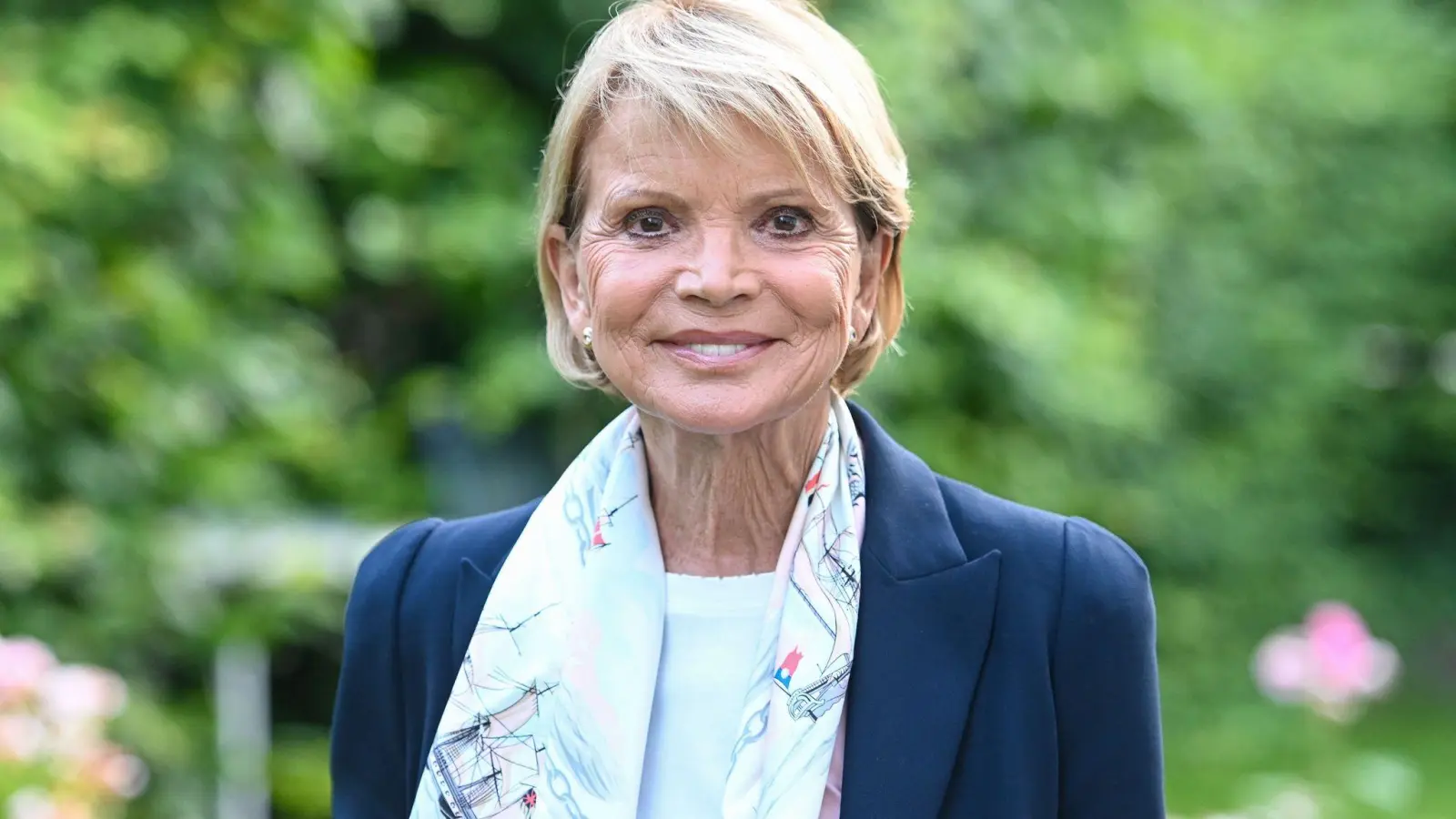 Die Schauspielerin Uschi Glas kommt zu einer Filmpremiere. (Foto: Tobias Hase/dpa/Archivbild)