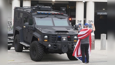 Die Proteste laufen seit etwa einer Woche. (Foto: Damian Dovarganes/AP/dpa)