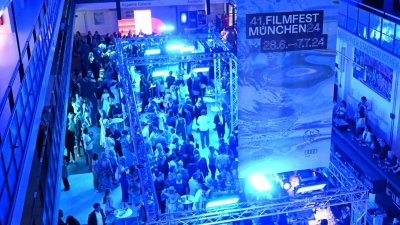 Gäste feiern nach der Eröffnungsgala in der Isarphilharmonie im Rahmen des Filmfests München. (Foto: Felix Hörhager/dpa)