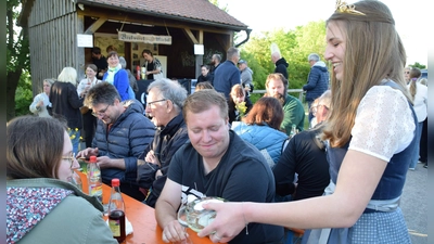 Einen Probierschluck des neuen Paradiesweines schenkten Weinhoheiten der Paradiesgemeinden, hier Bullenheims Weinprinzessin Miriam Lehrieder, den Gästen ein.  (Foto: Gerhard Krämer)