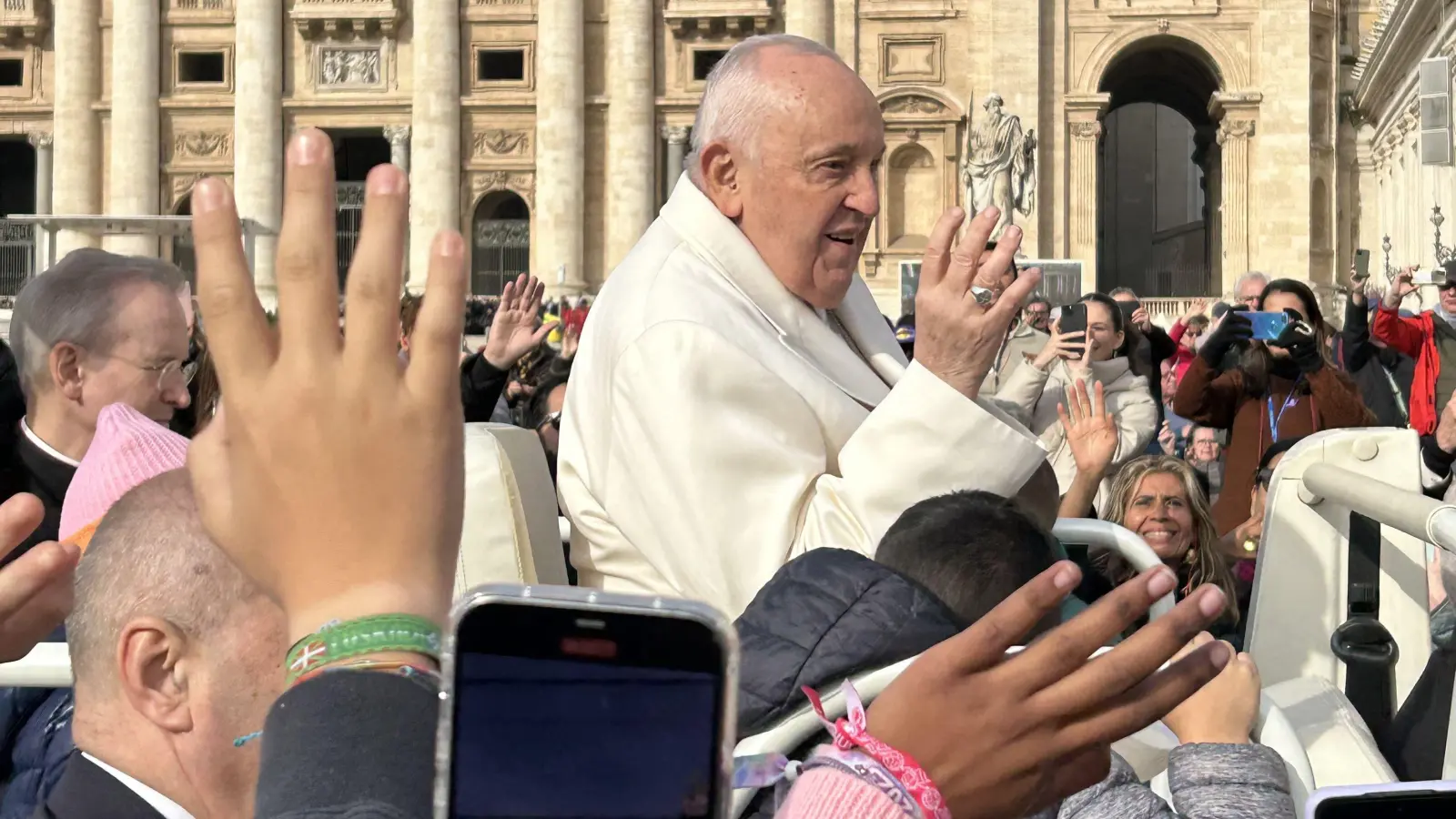 Gemeinsam mit Tausenden nimmt die Gruppe auch an der wöchentlichen Generalaudienz des Papstes teil. An einem Teil der Gruppe fährt er direkt mit dem Papamobil vorbei. (Foto: Ute Niephaus)