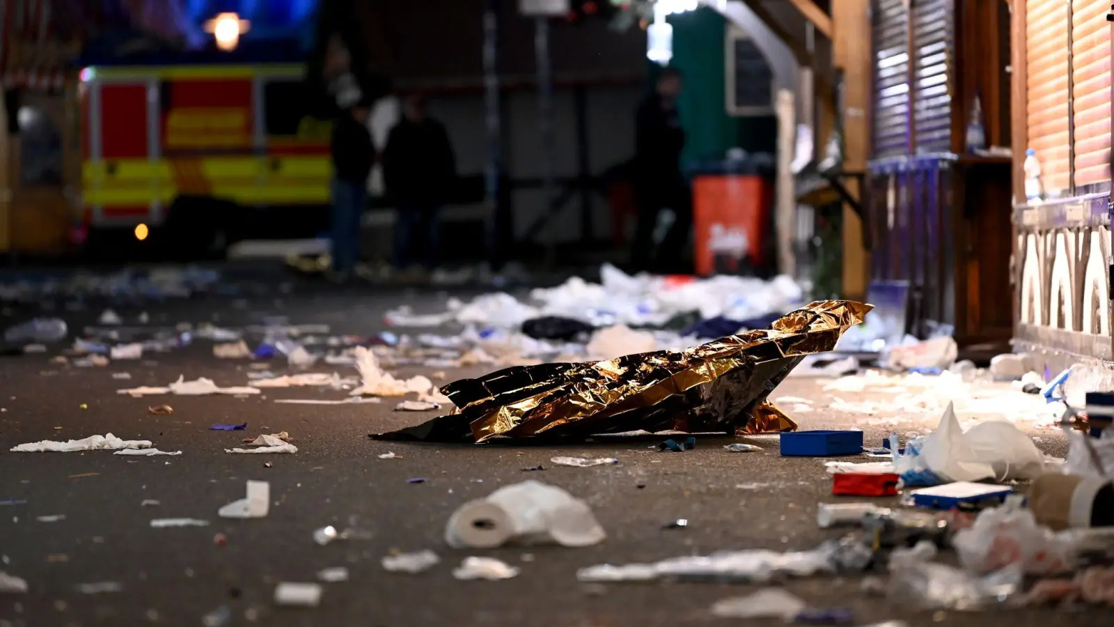 Der Autofahrer hinterließ eine Spur der Verwüstung auf dem Weihnachtsmarkt.  (Foto: Heiko Rebsch/dpa)