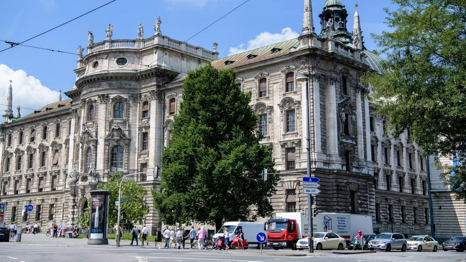 Der Jesuitenpater Alt hatte sich im Oktober 2022 bei einer Straßenblockade von Klimaaktivisten vor dem Münchner Justizministerium beteiligt. (Symbolbild) (Foto: Matthias Balk/dpa)