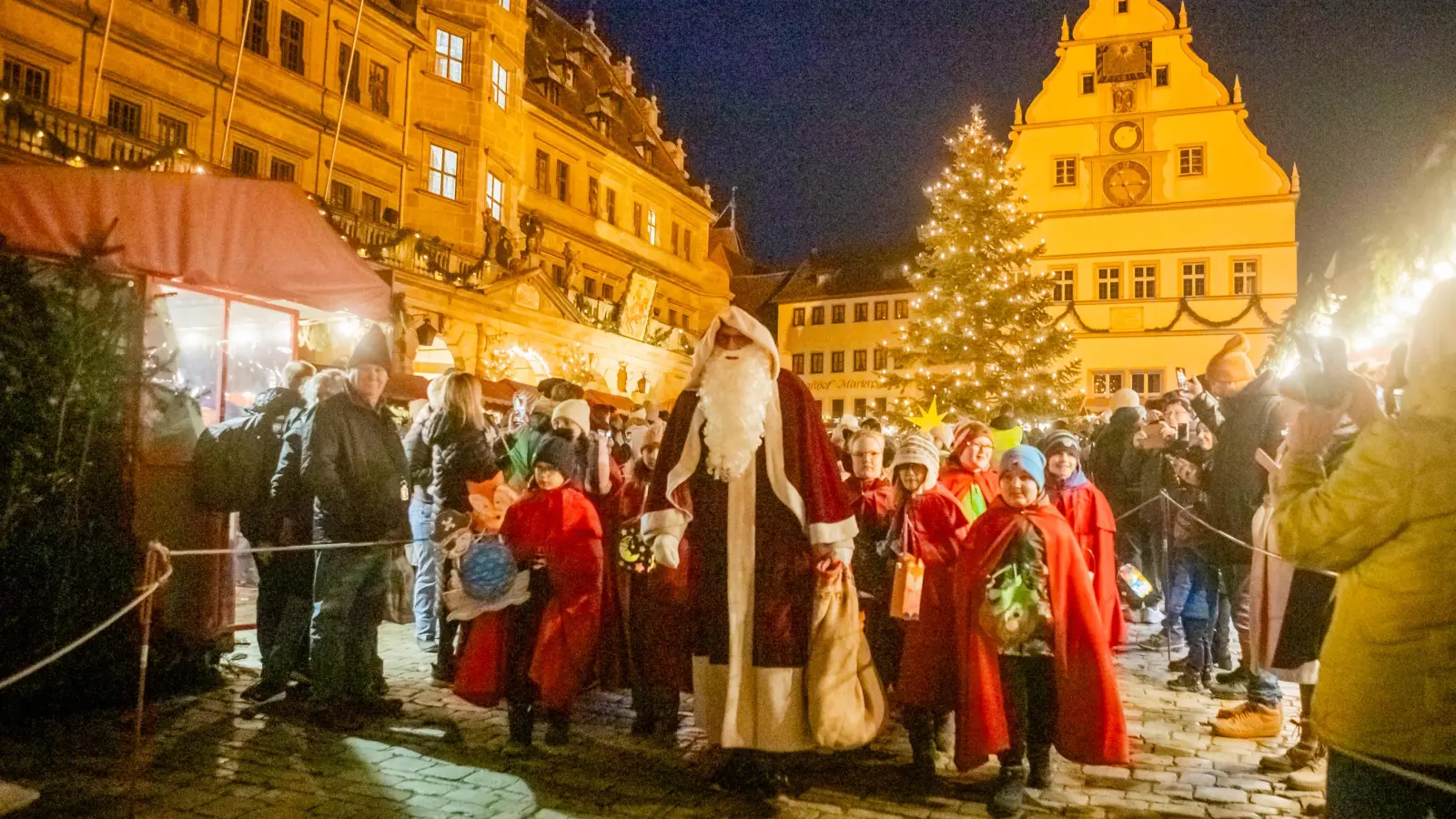 Der Nikolaus und sein Gefolge ziehen über den Rothenburger Reiterlesmarkt. (Foto: Evi Lemberger)