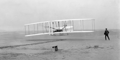 Um dieses Bild der Gebrüder Wright geht es. Es soll gefälscht sein. (Foto: John T. Daniels)