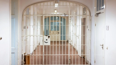 Hinter Gitter ist ein 15-Jähriger gewandert. Er hat versucht, einen 18-Jährigen zu erstechen. (Symbolbild: Frank Molter/dpa)