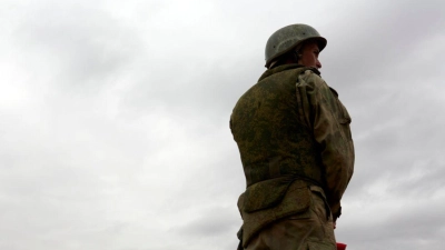 Russische Rekruten auf einem Schießplatz während einer militärischen Trainingseinheit. (Foto: Ivan Vysochinsky/ZUMA Press Wire/dpa)