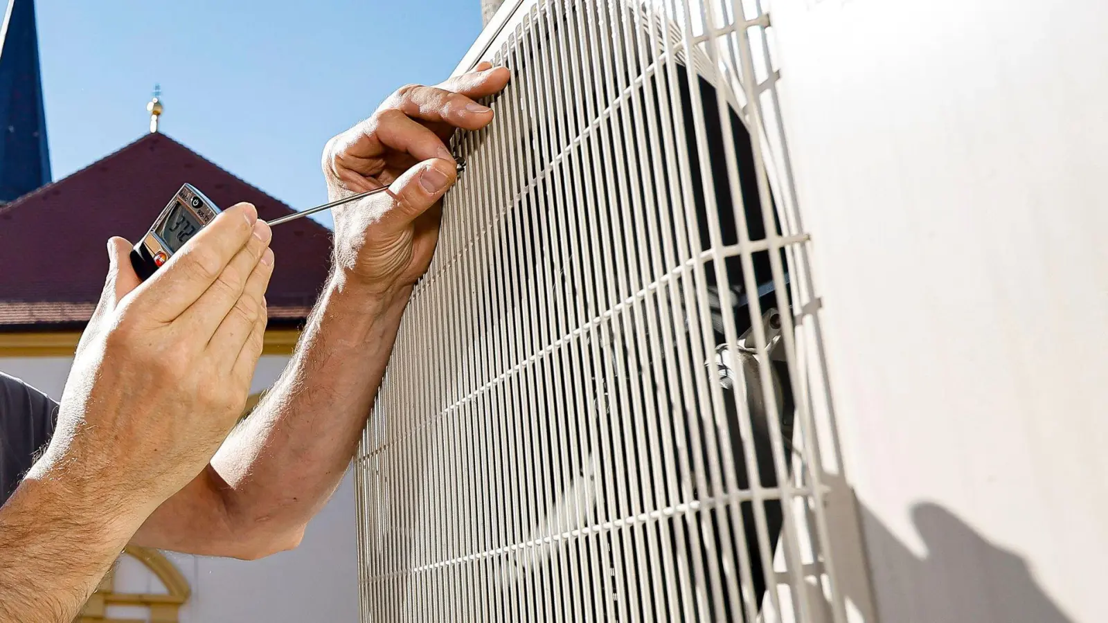 Die Außenkomponente eines Split-Klimagerätes sollte möglichst nicht in der prallen Sonne hängen. (Foto: Daniel Löb/dpa/dpa-tmn)