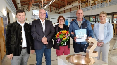 Elke Strebel (rechts), Jürgen Heckel und Oliver Fink begrüßten gestern Andrea und Bernd Hörlin (von links) als siebenmillionste Besucher in der Franken-Therme Bad Windsheim. (Foto: Katrin Merklein)