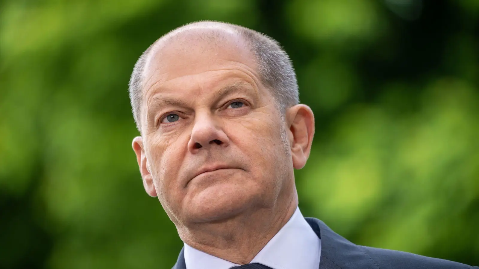 Bundeskanzler Olaf Scholz (SPD), steht bei der Pressekonferenz vor der Auftaktsitzung der Allianz für Transformation. (Foto: Michael Kappeler/dpa)