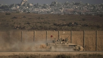 Israelisches gepanzertes Fahrzeug an Gaza-Grenze unterwegs (Foto: Leo Correa/AP/dpa)