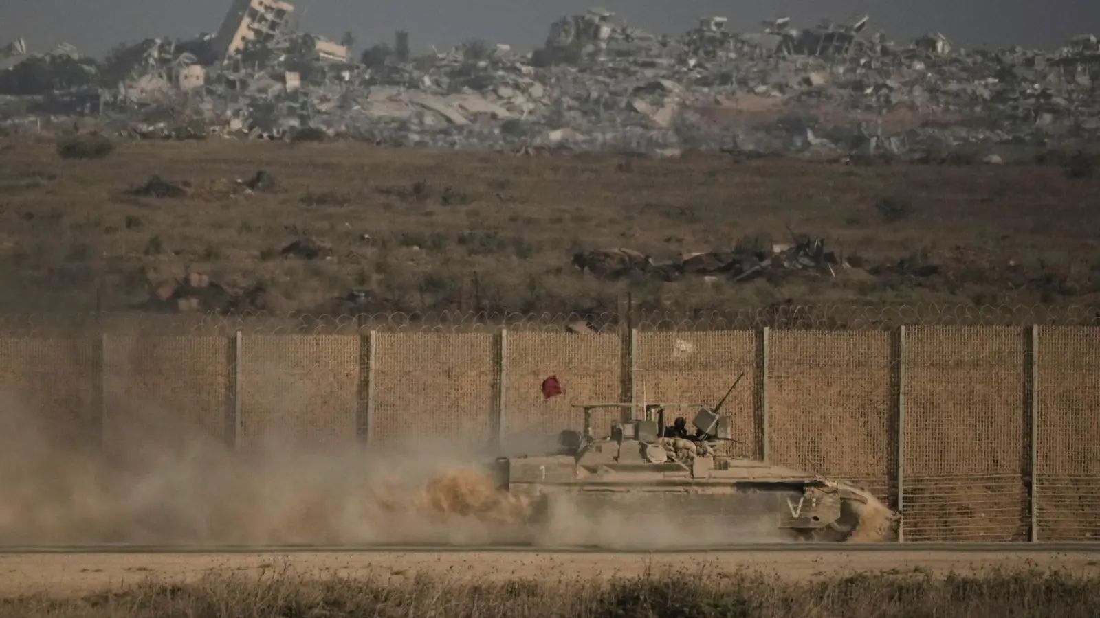 Israelisches gepanzertes Fahrzeug an Gaza-Grenze unterwegs (Foto: Leo Correa/AP/dpa)