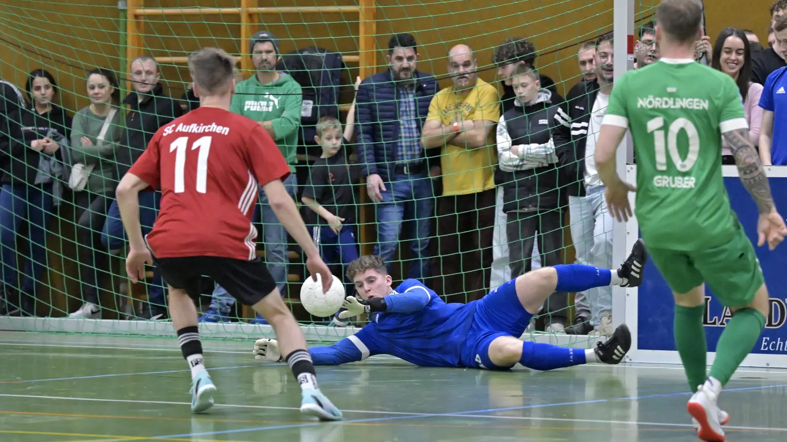 Der SC Aufkirchen (in Rot Johannes Winterhalter) biss in der Vorrunde mehrfach auf Granit und schied als Dritter aus. Hier klärt Nördlingens Keeper Robin Oettle, der später zum besten Torhüter des Turniers gewählt wurde. (Foto: Martin Rügner)