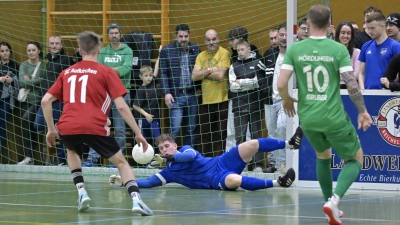 Ganz nah dran sind die Zuschauer beim Mitternachtsturnier in Wassertrüdingen, hier bestaunen sie eine Parade vom Nördlinger Robin Oettle (in Blau), dem besten Torhüter des Turniers 2024. (Foto: Martin Rügner)